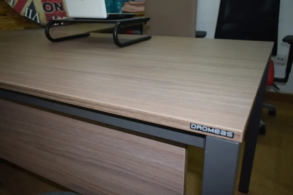 Ρυθμιζόμενα πόδια – Γωνιακό Γραφείο DROMEAS Tetra 160×160 Grey Oak – Ενισχυμένα Πόδια & Μετώπη – Συναρμολογημένο